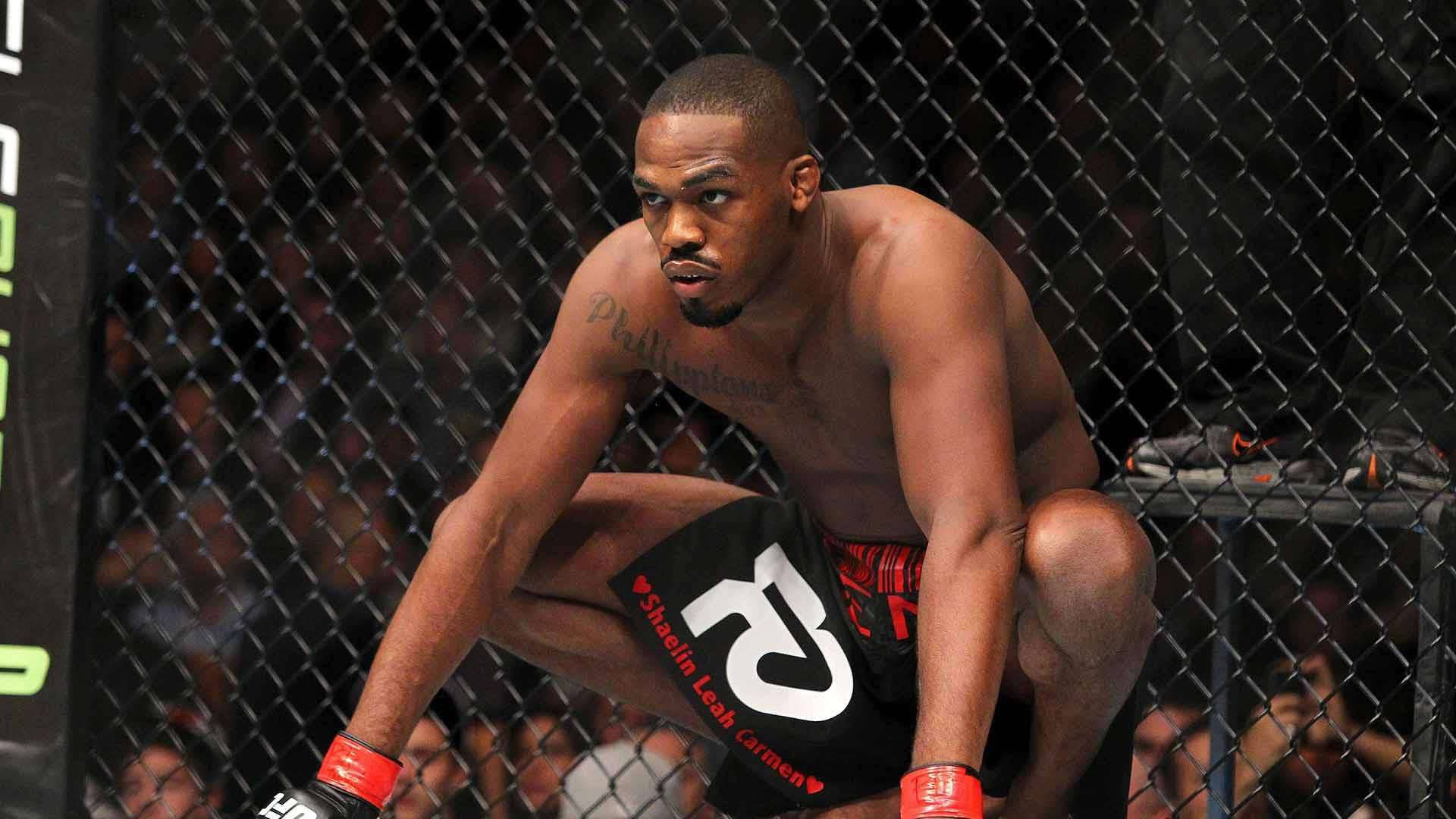 MMA 拳手在八角籠內蹲下進行比賽。