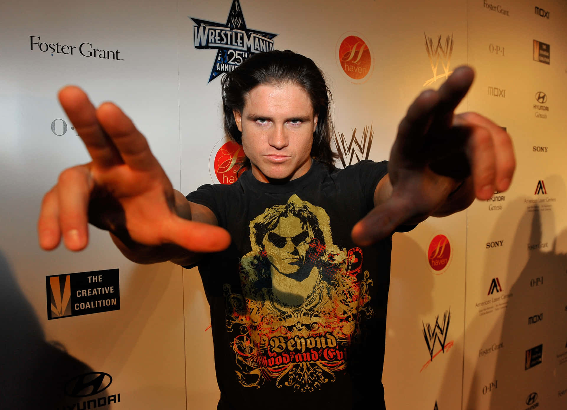 摔角手在WrestleMania活動中雙手向前擺姿勢。