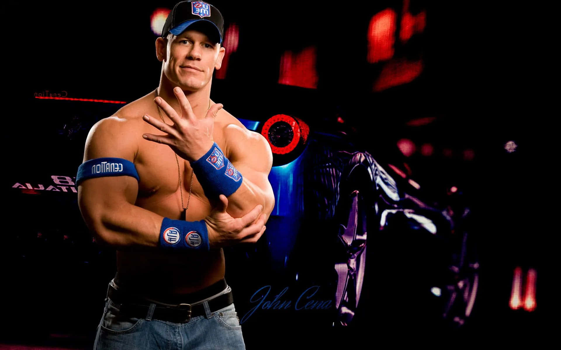 John Cena 桌布 壁紙 — 約翰·辛納在黑暗的場館中自信地擺姿勢，背景有發光的紅燈和模糊的汽車。