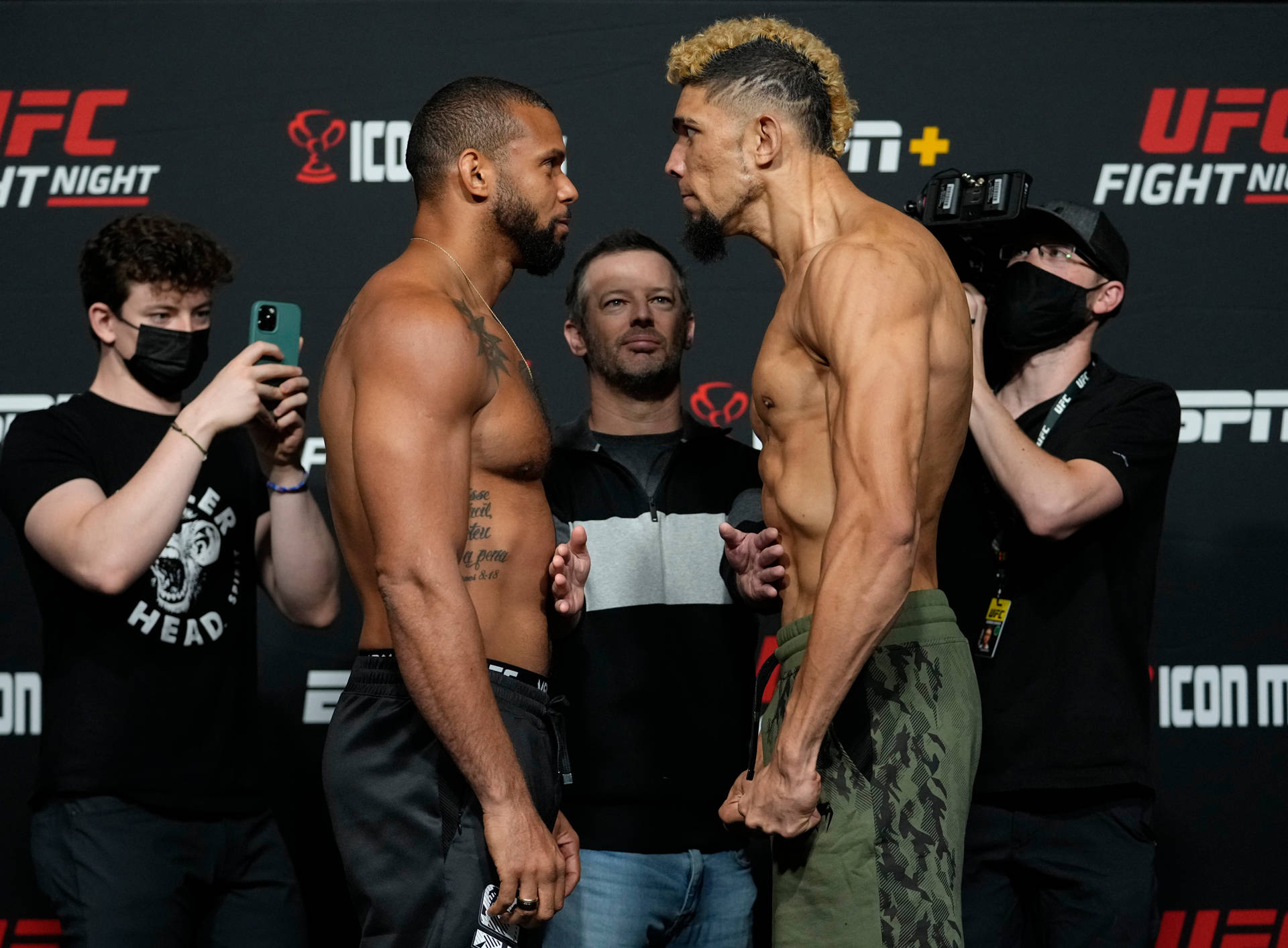 兩位UFC拳手在稱重活動中比賽前互相凝視。