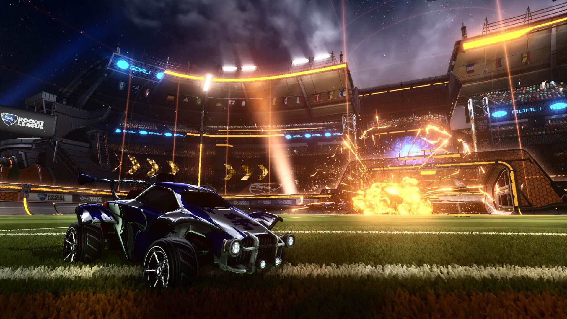 紅、藍、黃隊在 Rocket League 中激烈對決 壁紙 — 一架流線型藍色火箭動力賽車在發光的體育場地上奔馳，身後爆炸四起，星空下。