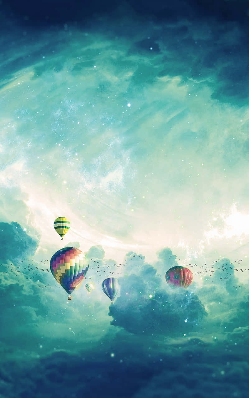 熱氣球在星光閃爍的藍綠色天空中漂浮，伴隨著宇宙雲。