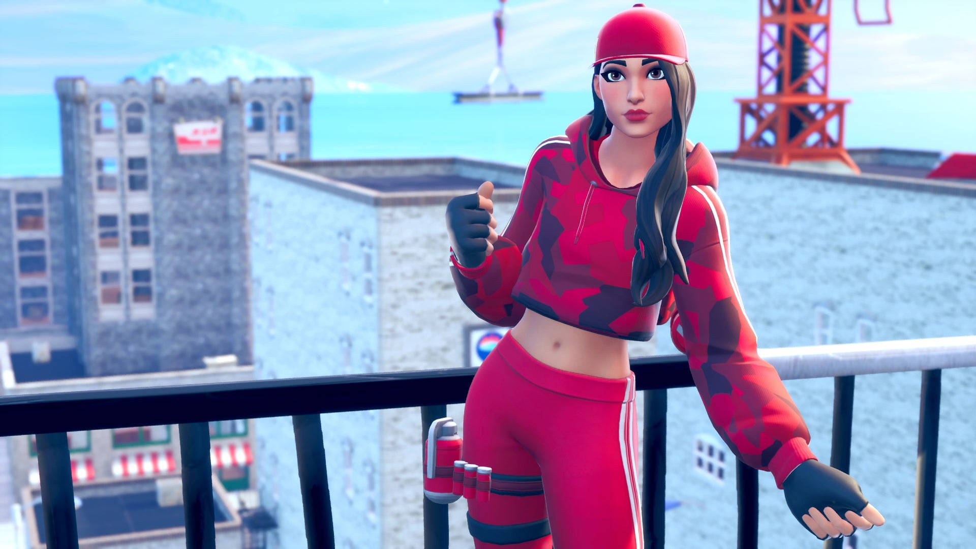 紅寶石《Fortnite》樓頂攝影 壁紙 — 一位身穿紅色迷彩服的女玩家自信地站在屋頂上，俯瞰著晴朗藍天下風格化的城市景觀。