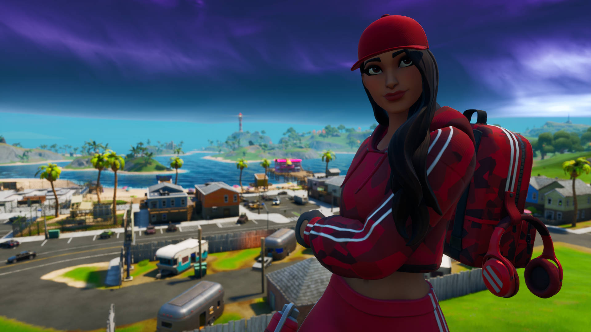 紅寶石《Fortnite》雷雨場景 壁紙 — 一個穿著紅色服裝的Fortnite角色自信地俯瞰著一個沿海小鎮，天空呈現戲劇性的紫色。