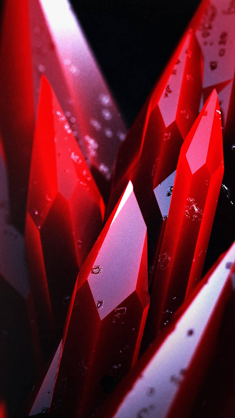 在黑暗背景下閃爍著露珠的紅色水晶尖刺。