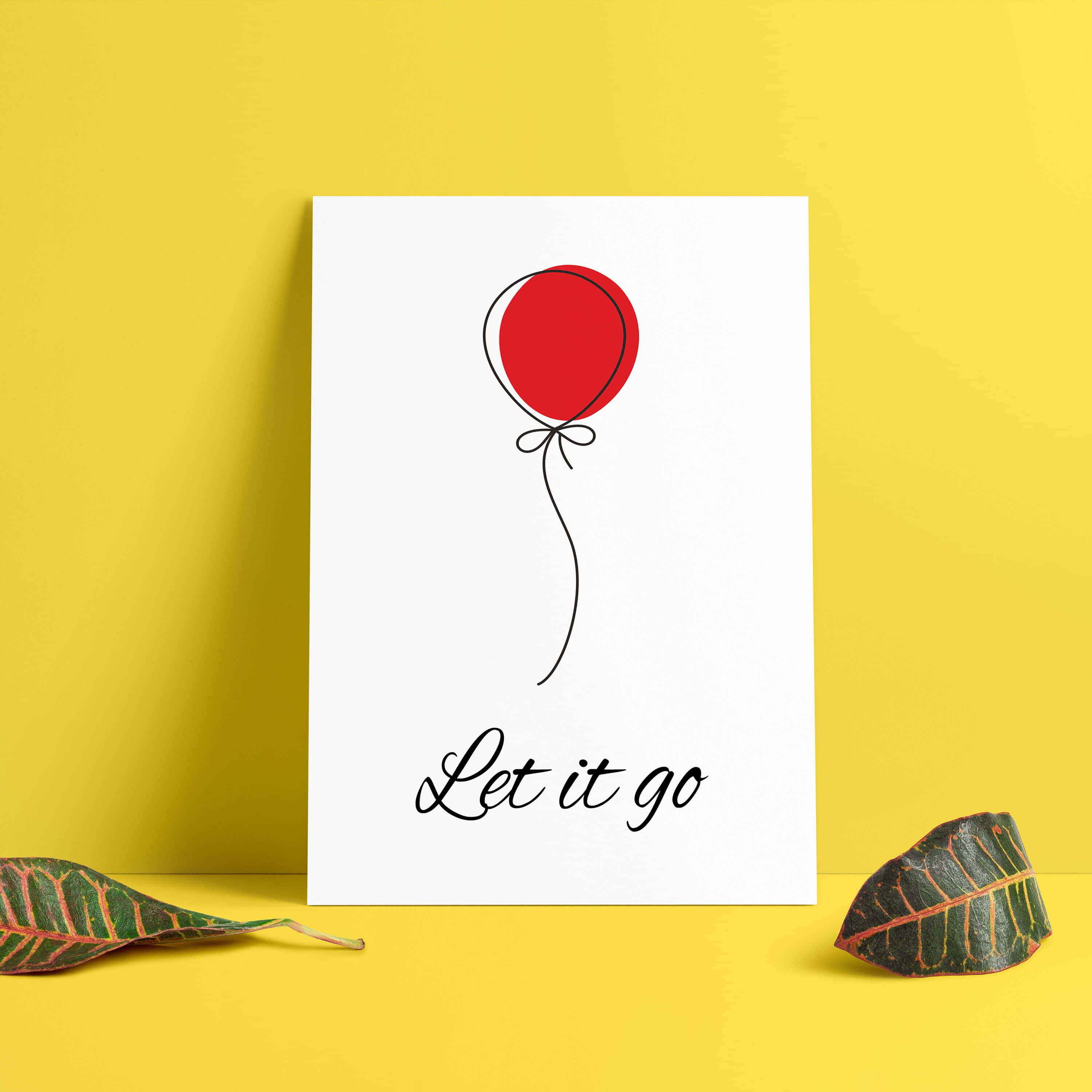 紅氣球「Let It Go」 壁紙 — 一個極簡白色印刷品，上面有一個紅色氣球和「Let it go」文字，靠在一面鮮黃色的牆上，兩側有兩片圖案葉子。