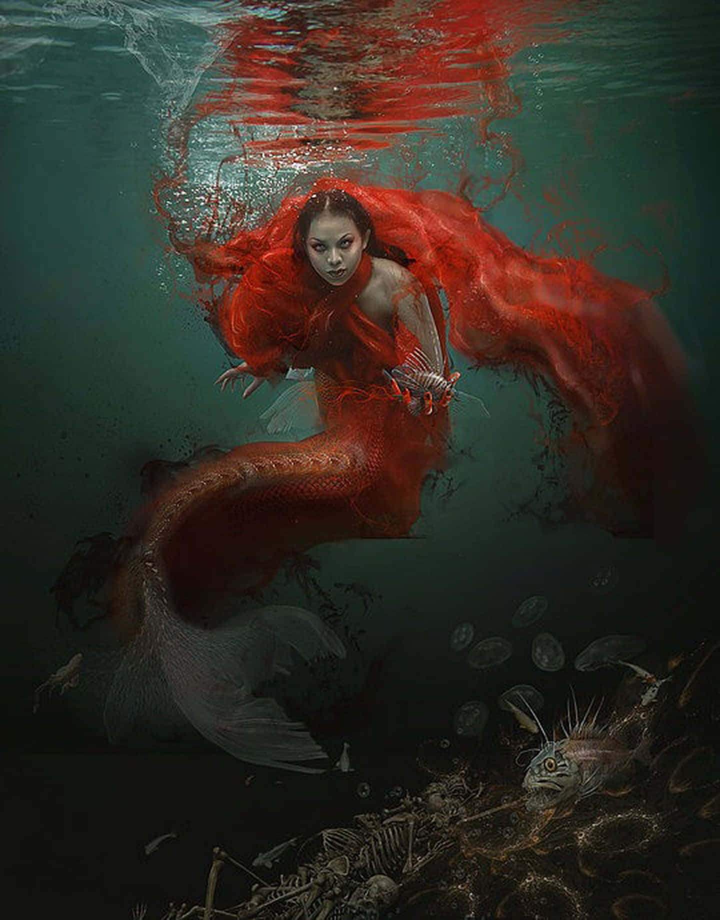 紅焰海神彩繪藝術 壁紙 — 一條令人毛骨悚然的美人魚，擁有飄逸的紅髮和尾巴，在渾濁的綠色海水中滑行，下方是魚骨和水母的墳場。
