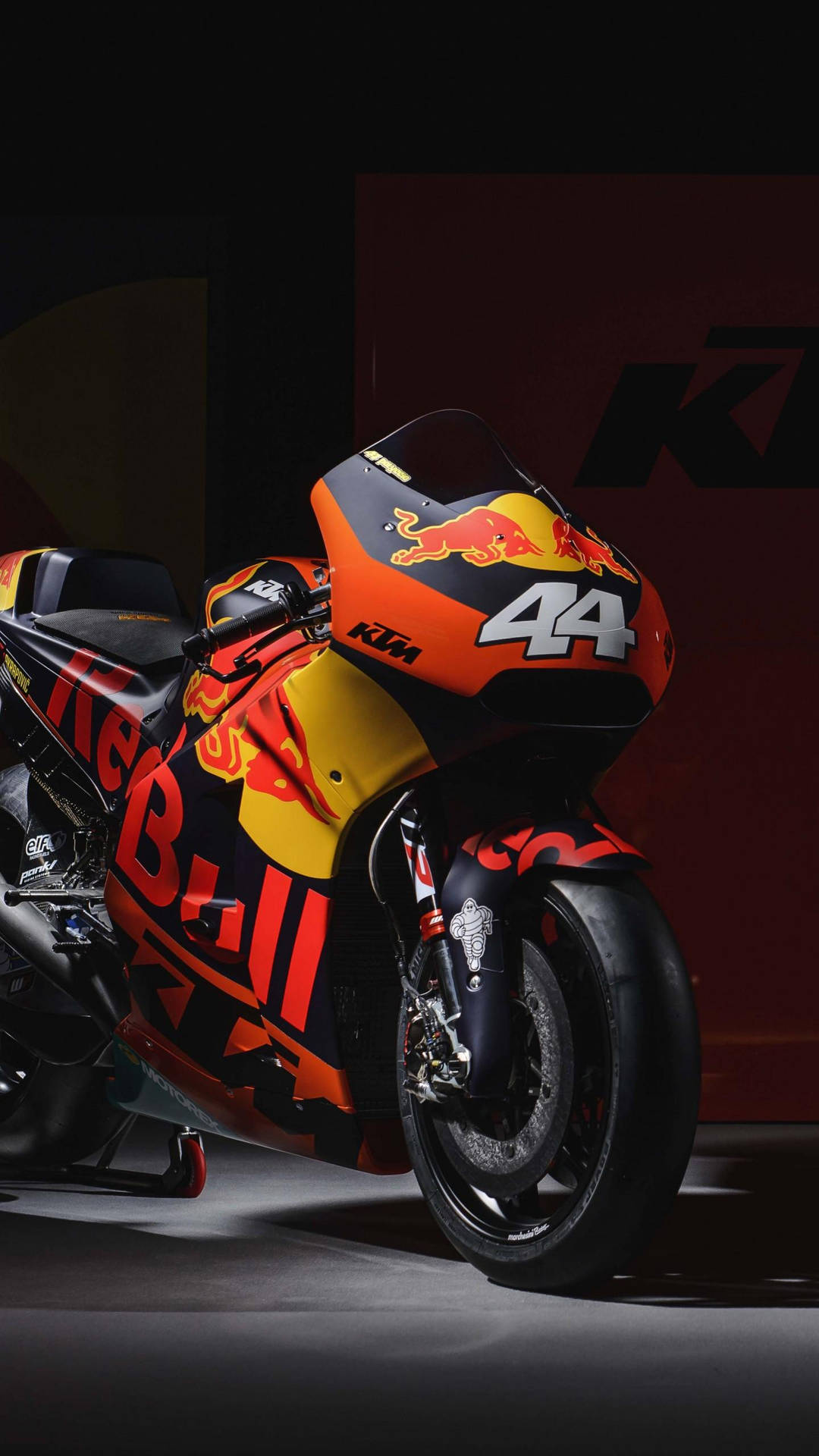 KTM Red Bull 44號賽車摩托車在攝影棚燈光下