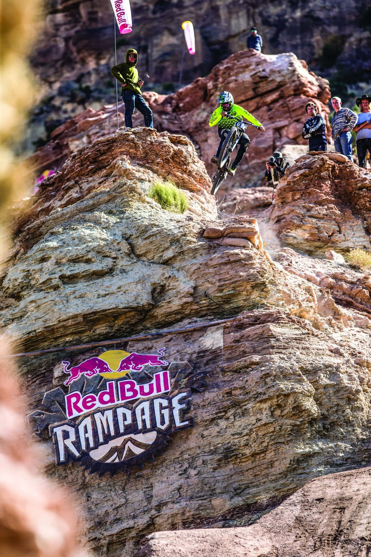山地車手在Red Bull Rampage賽事中於岩石地形上空飛躍。