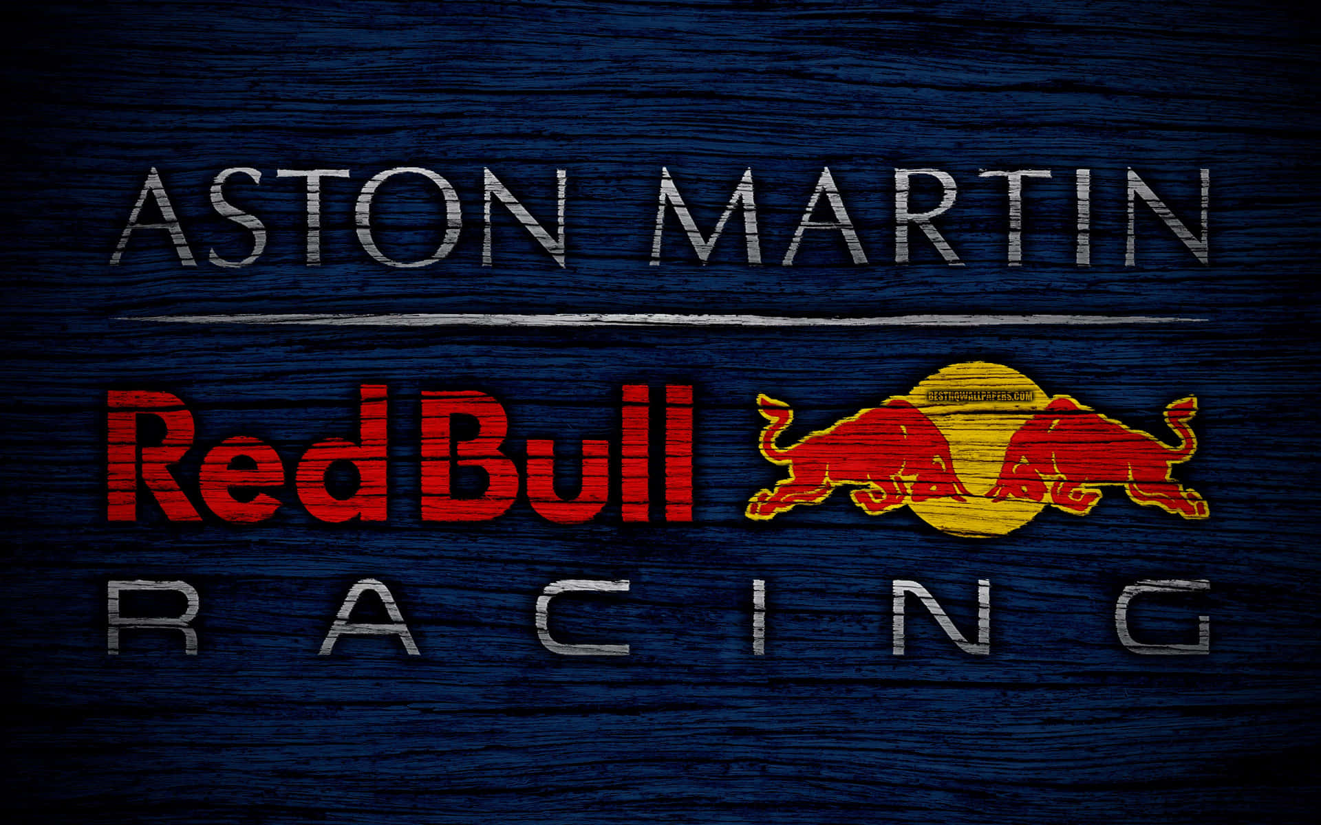 深藍色木紋紋理上的 Aston Martin Red Bull Racing 標誌。