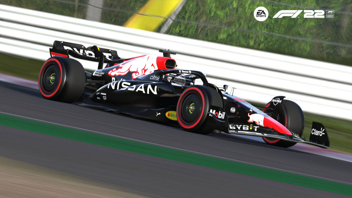 黑紅色的日產F1賽車在賽道上奔馳，帶有動態模糊效果。