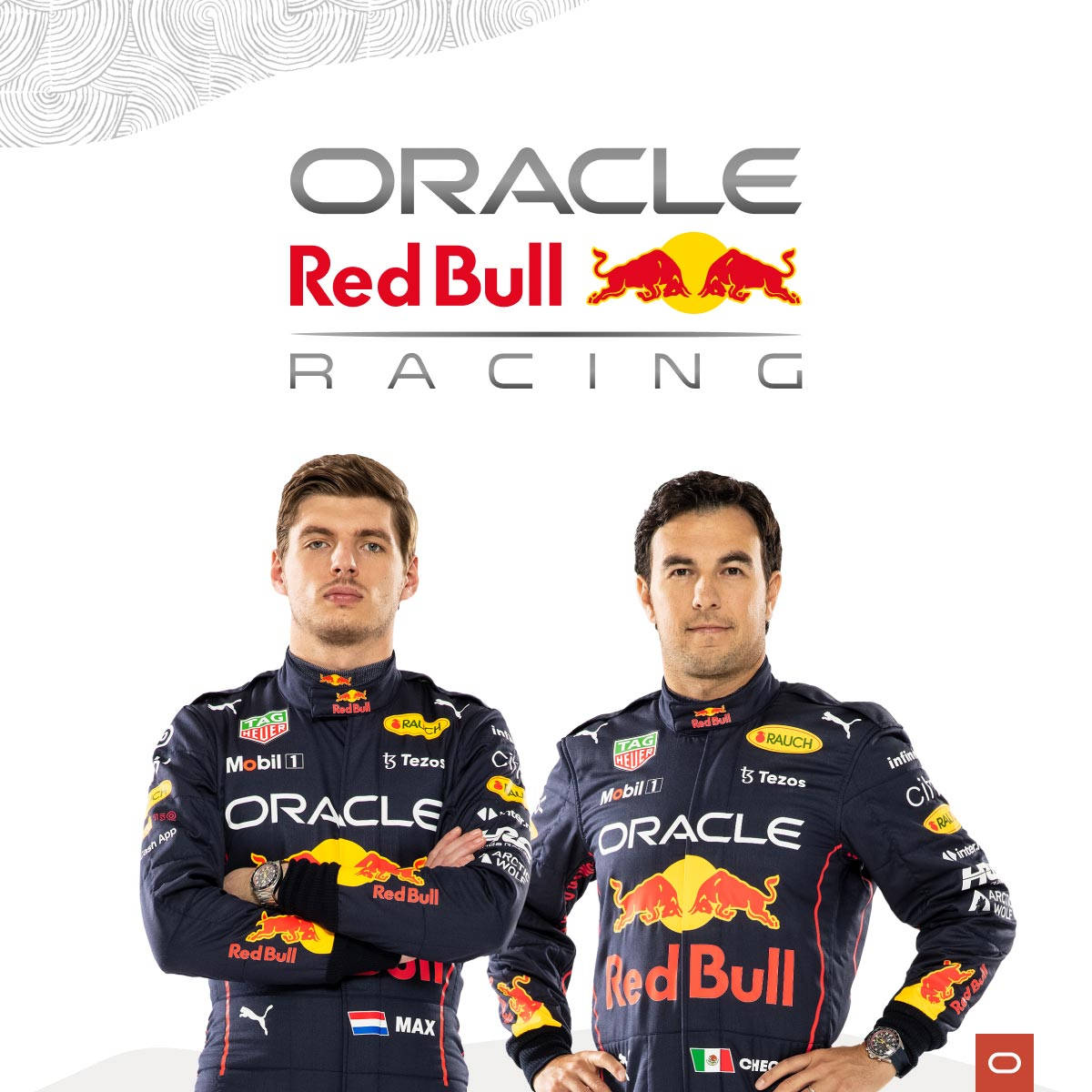 兩名身穿Red Bull Racing賽車服的F1車手為車隊合照擺姿勢。