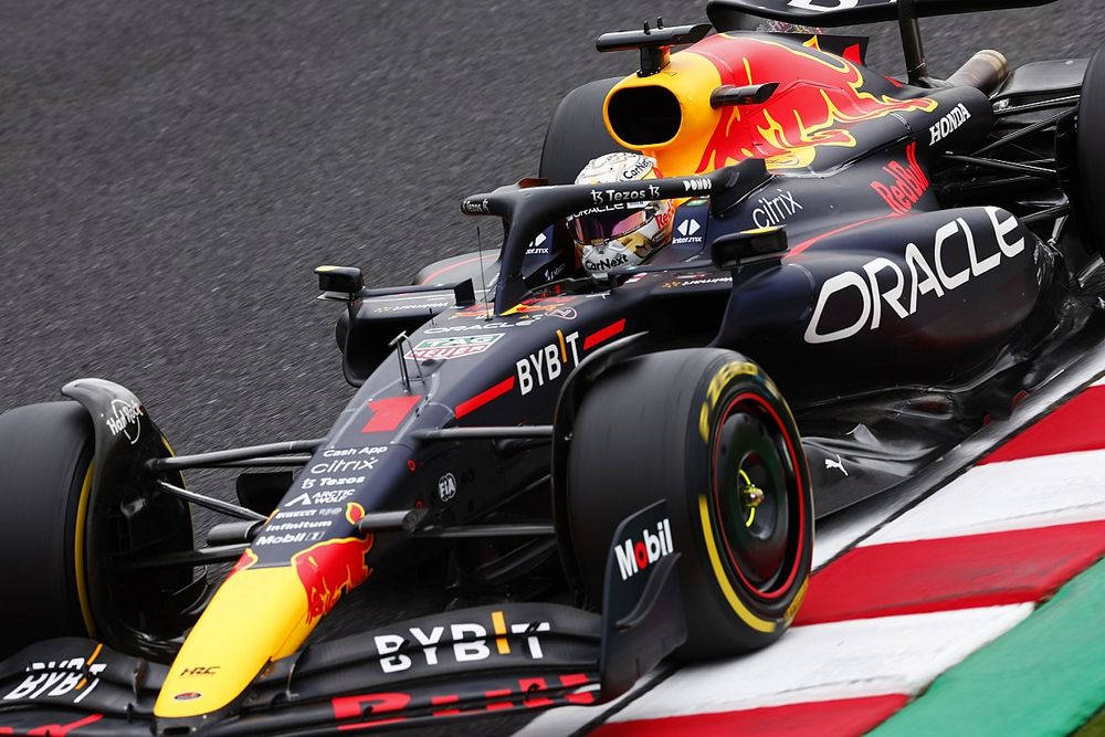 紅牛F1賽車在濕滑賽道上奔馳，車手為沙治奧·佩雷斯