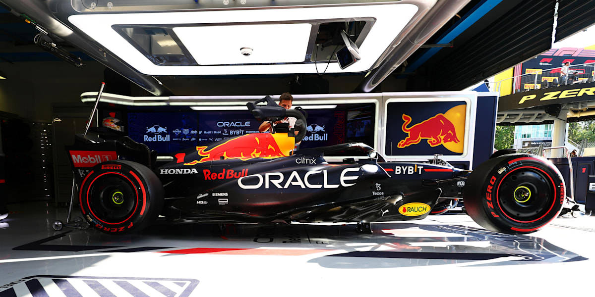 紅牛F1賽車在維修站車庫，技師正在工作