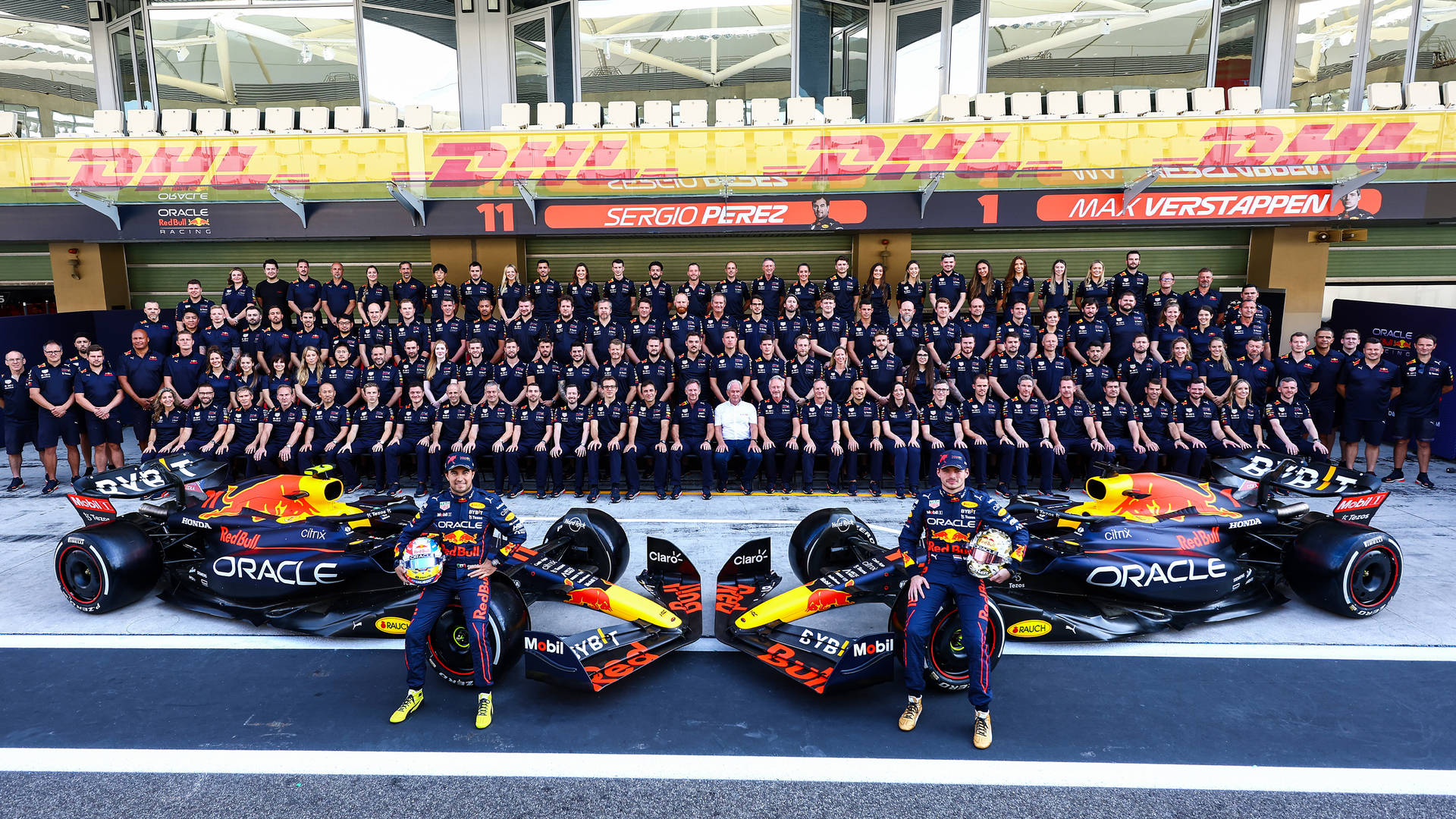 紅牛F1車隊與車手和賽車在賽道上的合影。