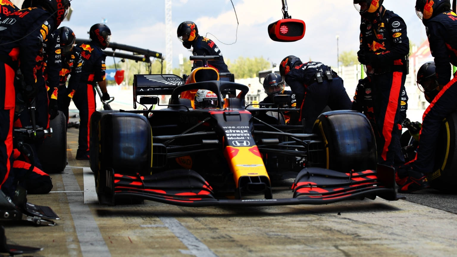 紅牛F1車隊維修人員在維修站停車期間維修賽車。
