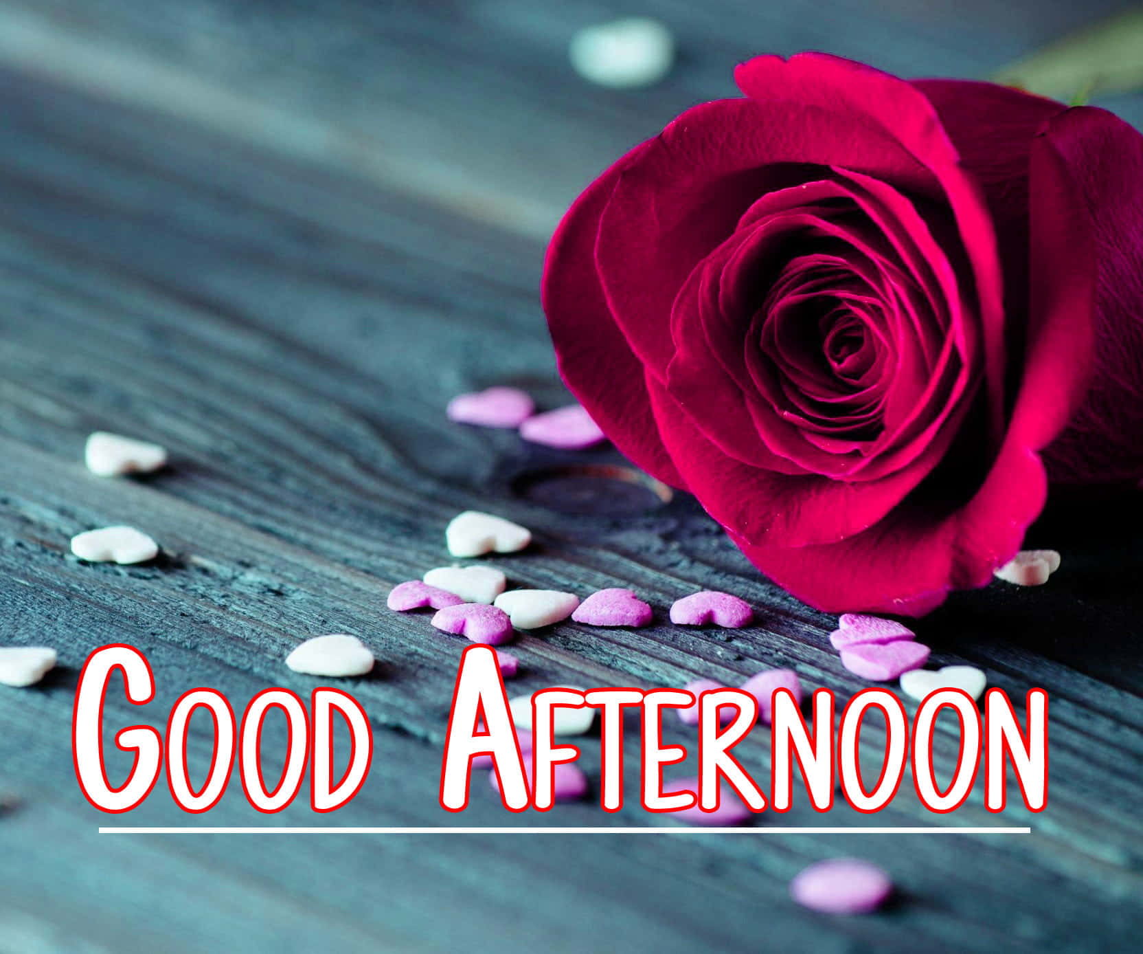 木頭上的紅玫瑰和心形糖果，帶有「GOOD AFTERNOON」文字。
