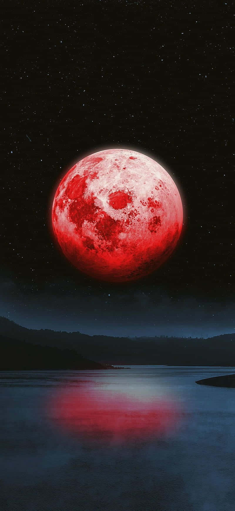 紅月亮在繁星點點的夜空下映照在黑暗的湖面上