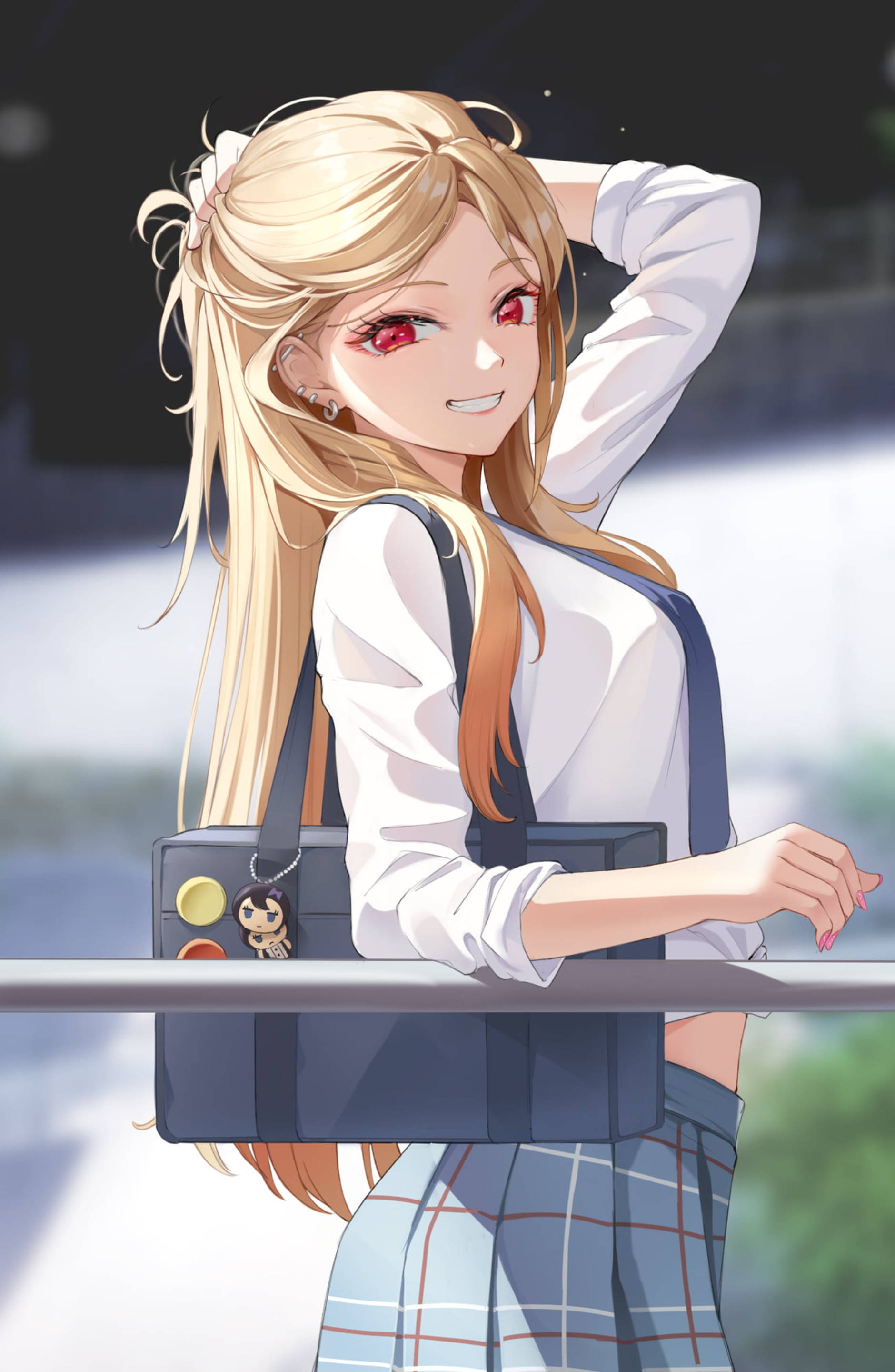 紅眼 Ecchi 大學生 壁紙 — 一個開心的動畫女孩，金髮紅眼，靠在欄杆上，拿著一個袋子。