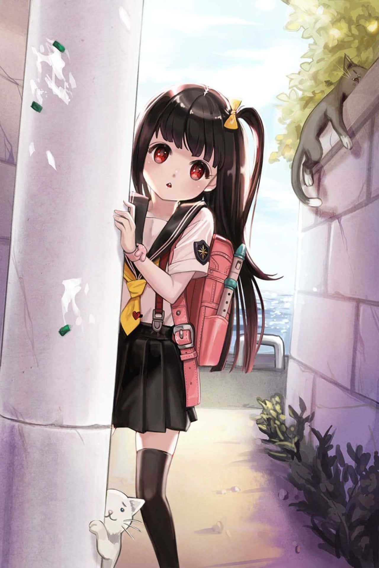 紅眼校服女孩 壁紙 — 一個可愛的動漫女孩穿著校服從柱子後面偷看，腳邊有一隻白貓，上方有一隻灰貓。