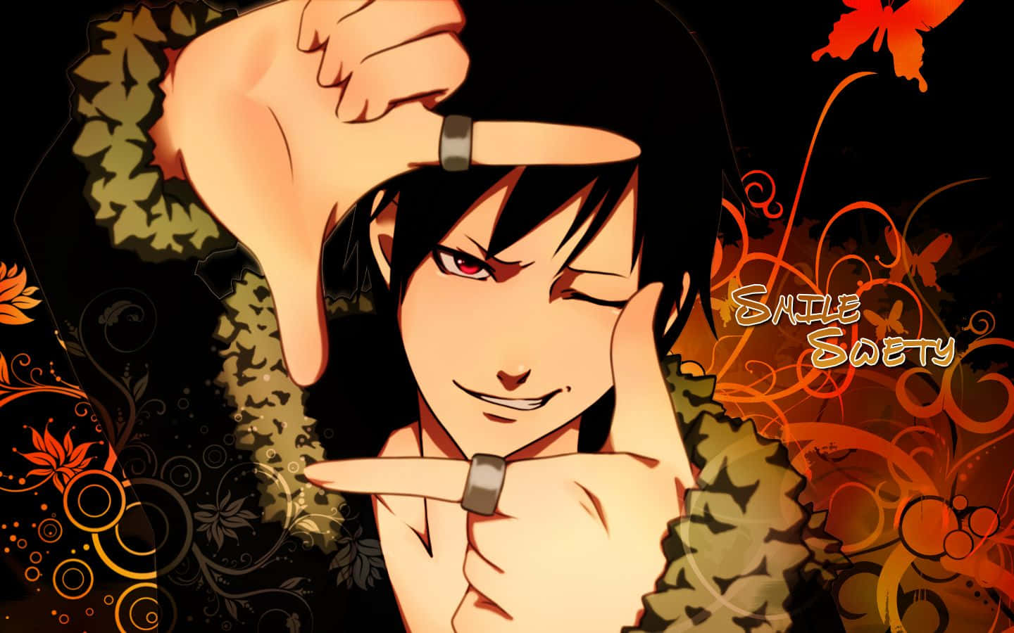 Izaya Orihara 桌布 壁紙 — 紅眼黑髮的動漫角色在帶有橙色花卉漩渦的深色背景前，用手框住臉眨眼。