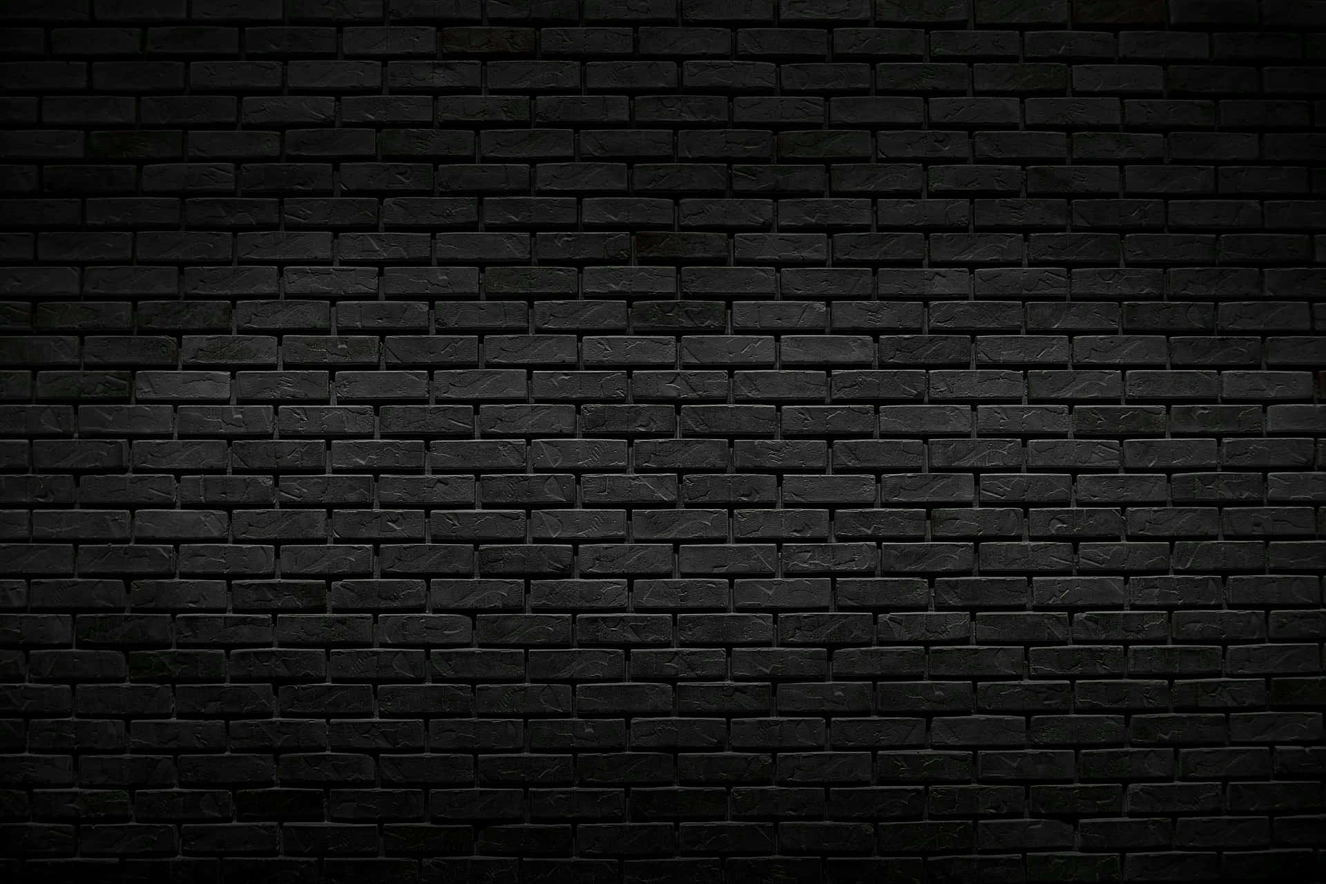深色紋理磚牆，表面帶有微妙的燈光變化。