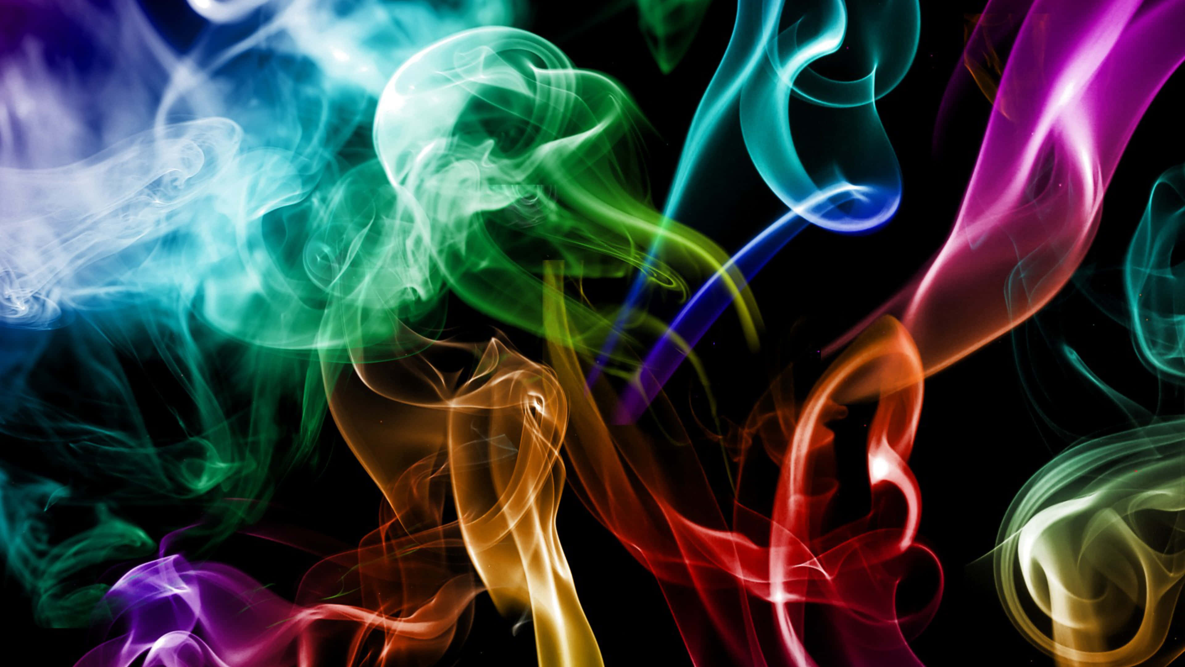 紅紫交融的藝術背景 壁紙 — 充滿活力的彩虹色調旋轉煙霧在純黑背景上動態流動。