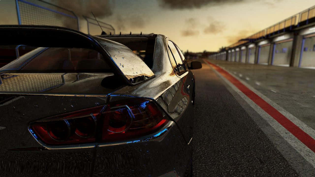 紅線賽道 720p Project Cars 背景 壁紙 — 一輛受損的黑色賽車，後窗碎裂，被遺棄在黃昏時分的濕滑賽道上。