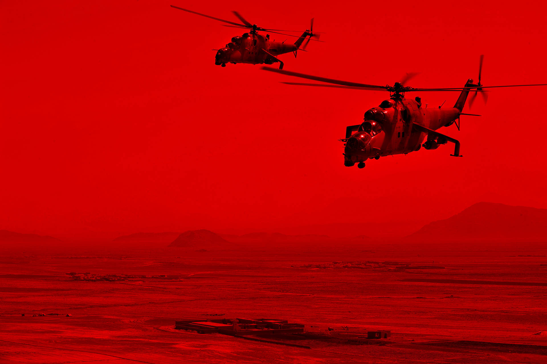 兩架軍用直升機在黃昏時分飛越紅色沙漠。 — 軍事動圖 壁紙