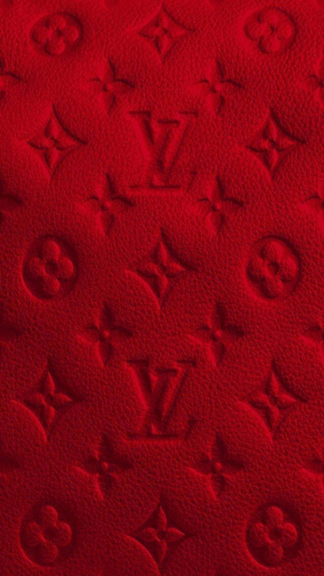 帶有壓花Louis Vuitton字母組合圖案的紅色紋理布料。