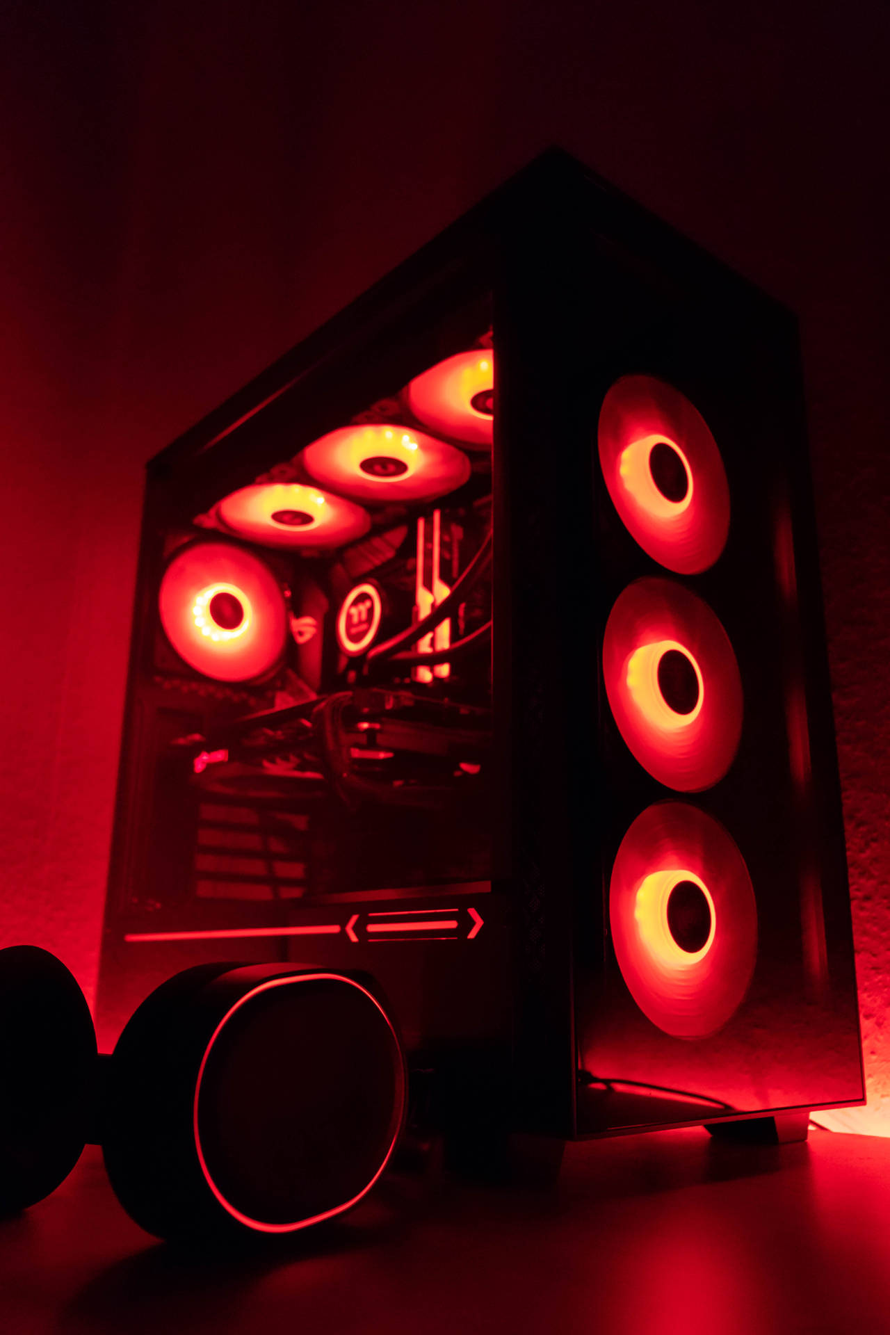 黑色遊戲電腦，帶有紅色照明風扇和內部組件。