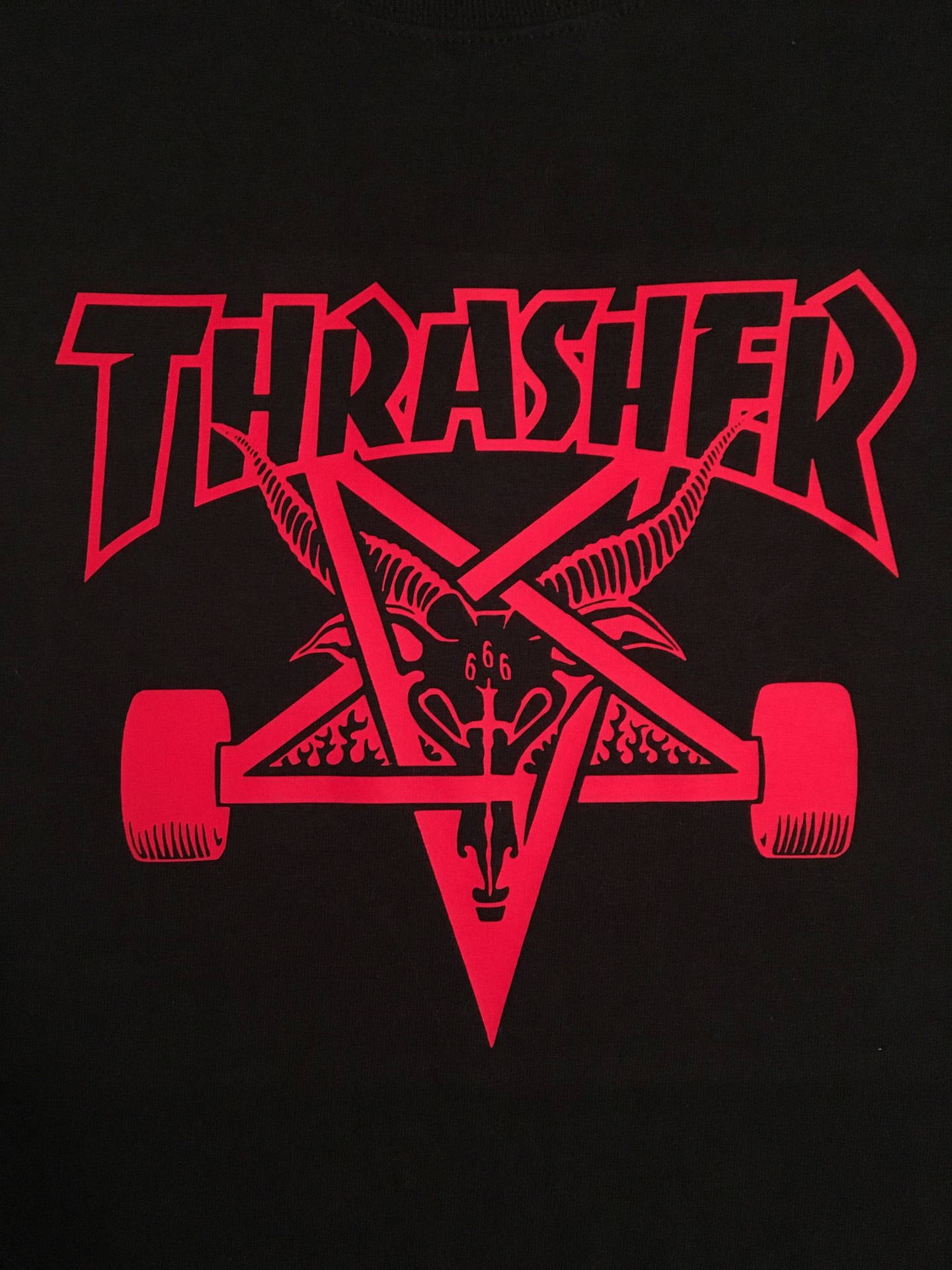 黑色襯衫上帶有山羊頭的紅色Thrasher滑板標誌。