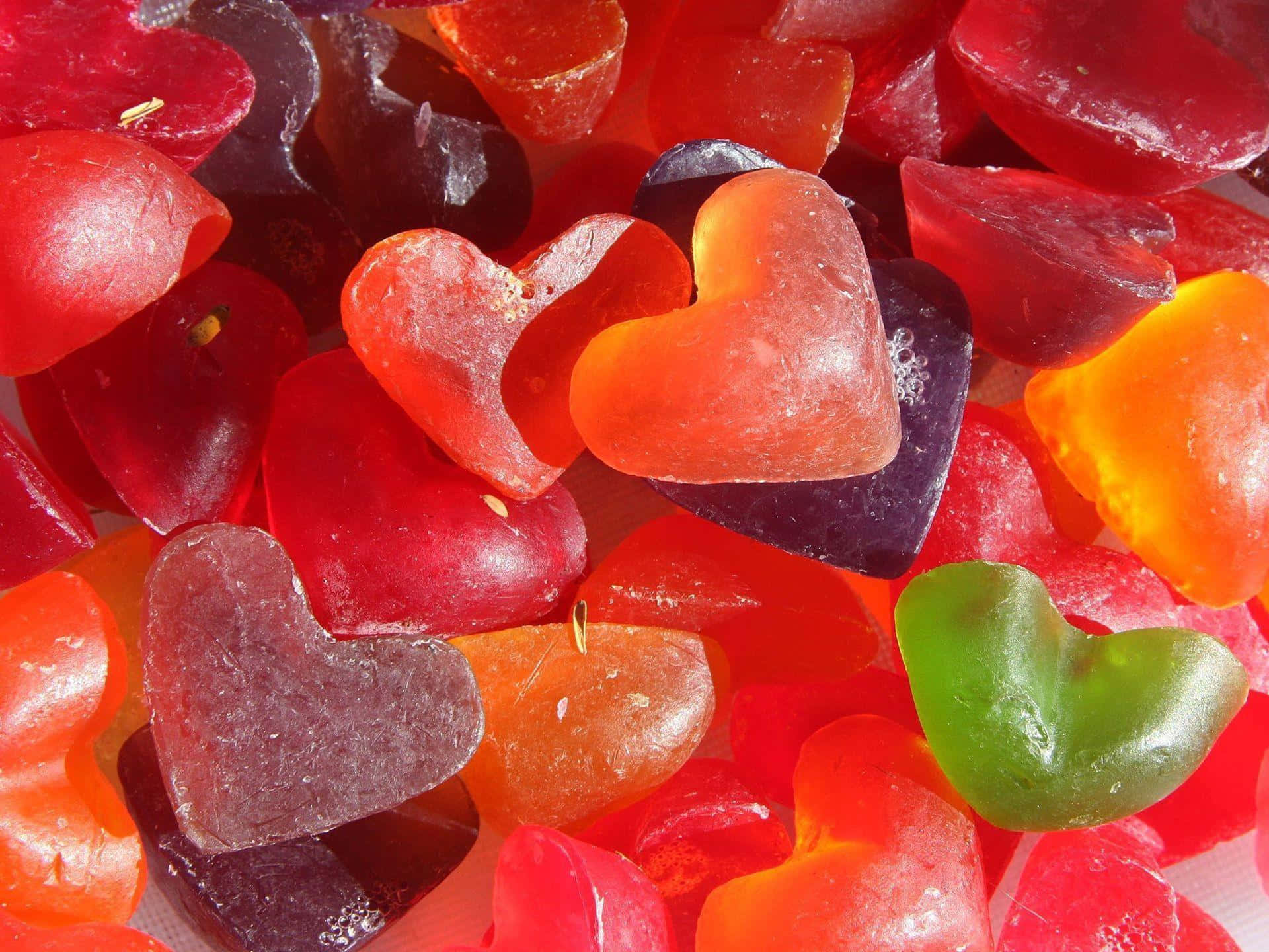 Heart Shape 桌布 壁紙 — 紅色、橙色、黃色和綠色的半透明心形軟糖的鮮豔特寫。