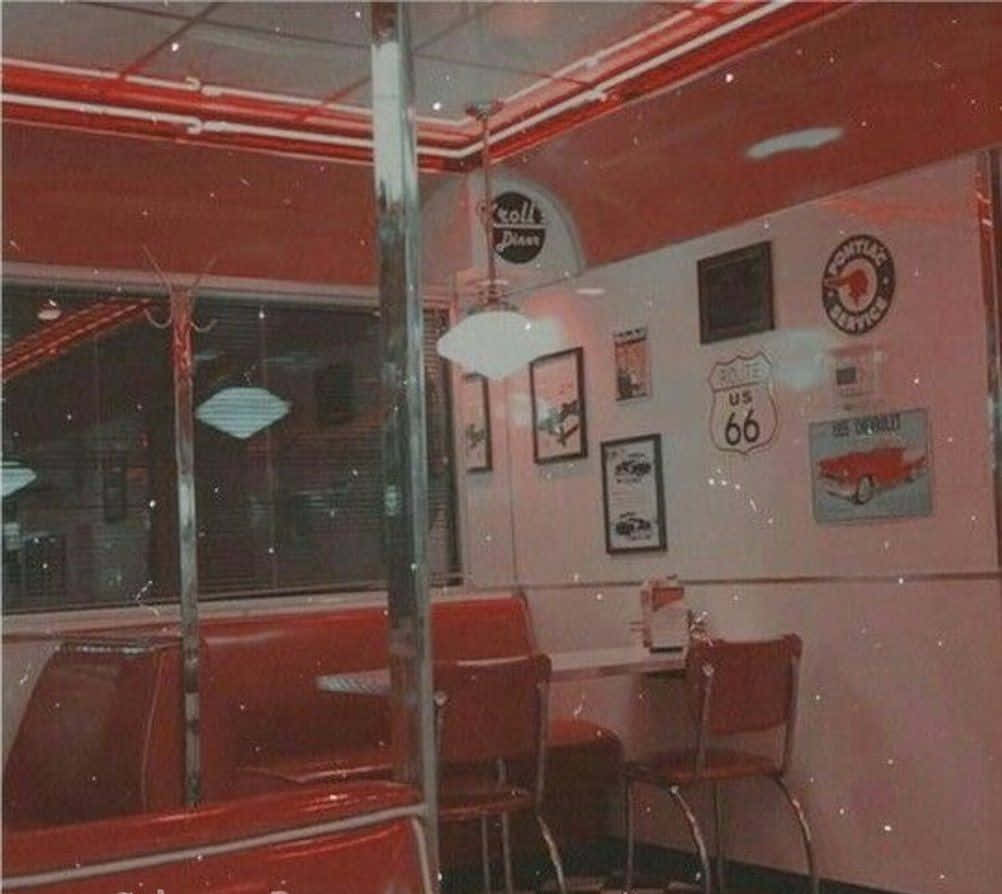 復古美式餐廳，配有紅色卡座和66號公路裝飾。