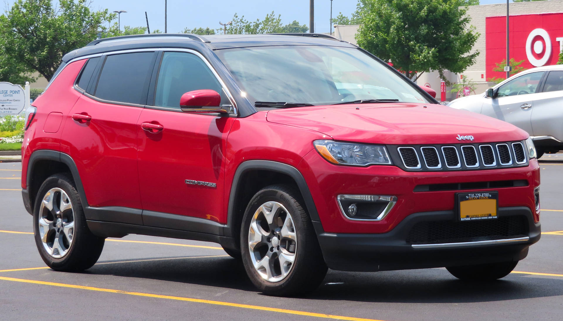 紅色Jeep Compass SUV停泊在Target商店附近的停車場。