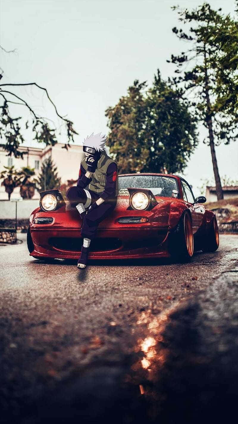 紅色MX-5 Miata彈跳頭燈JDM動漫風 壁紙 — 一位扮演旗木卡卡西的角色扮演者坐在一輛紅色改裝的萬事得RX-7上，背景是陰天、樹木和建築物。