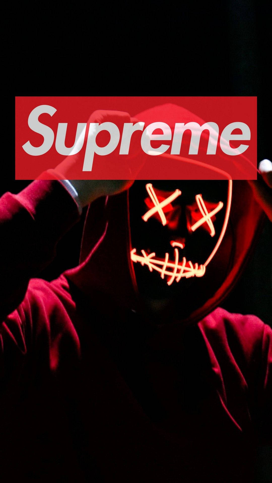 穿著紅色連帽衫的人戴著發光骷髏面具，手持Supreme標誌。