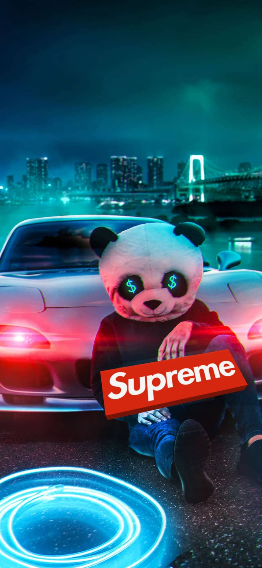 發光美元眼睛的熊貓吉祥物在夜晚霓虹燈城市中坐在跑車旁。