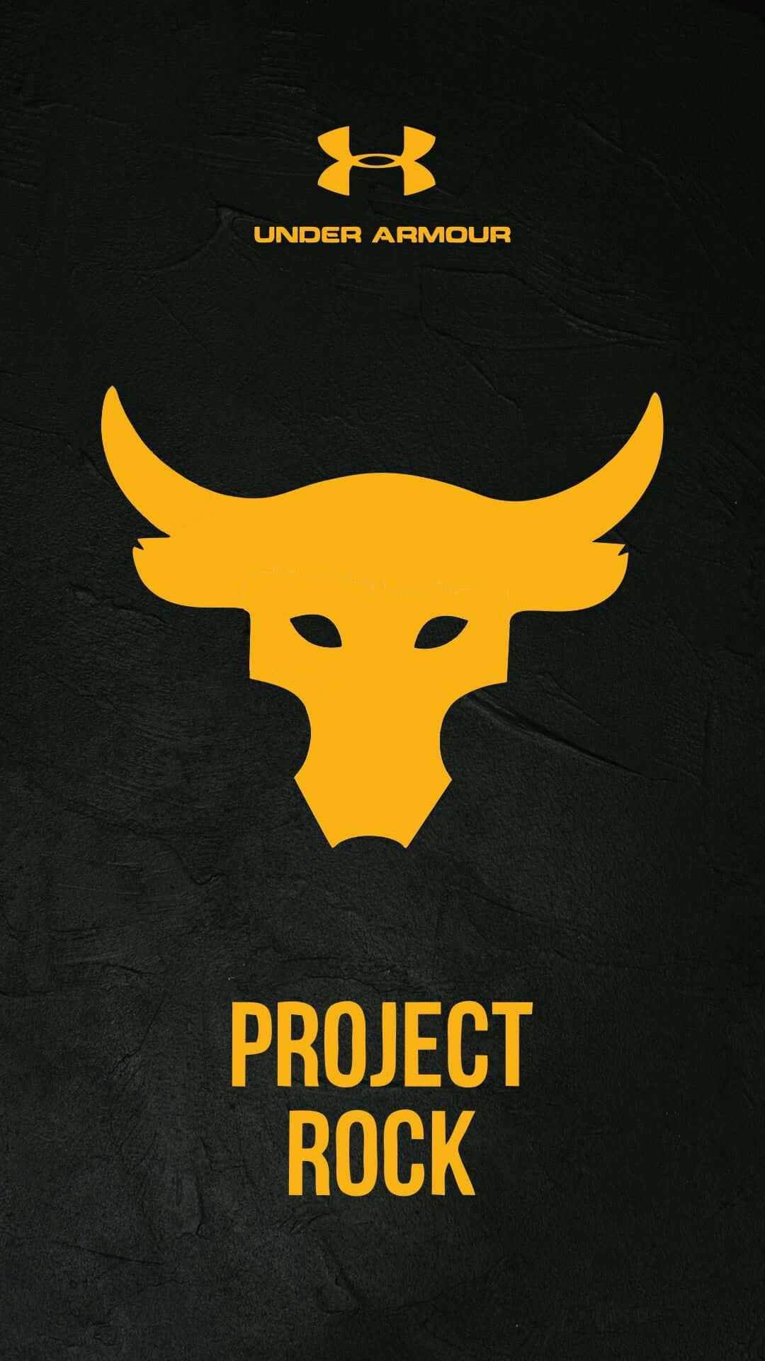 紅色Under Armour標誌於灰色背景上 壁紙 — 大膽的黃色公牛頭標誌和「Project Rock」文字，位於紋理黑色背景上，帶有 Under Armour 品牌標識。