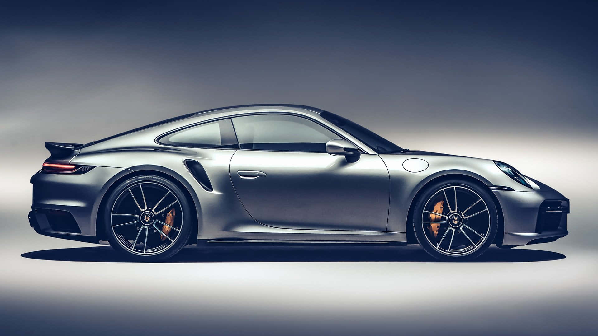 銀色保時捷911 Turbo S跑車在工作室燈光下。