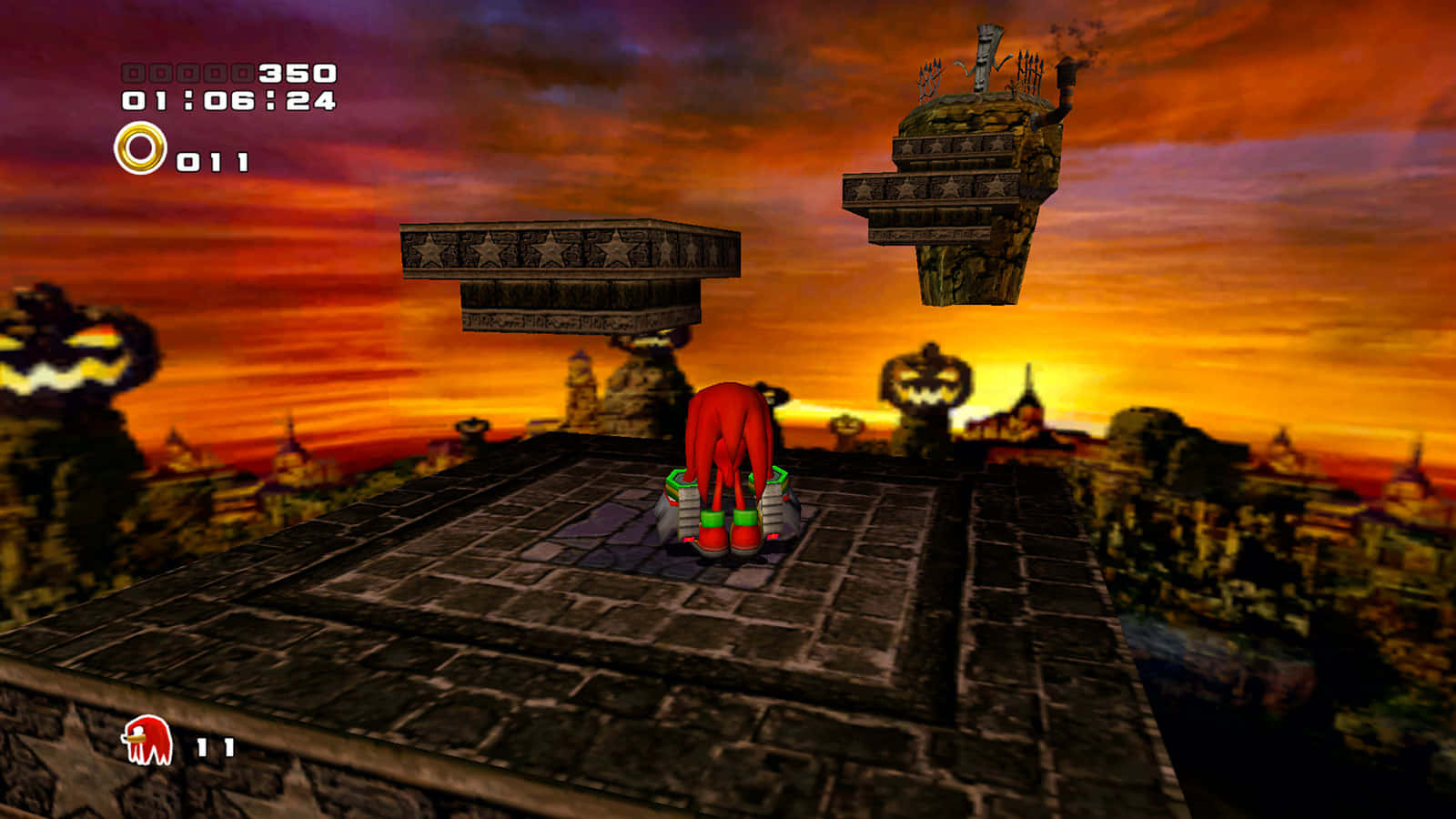 Sonic Pumpkin Hill 桌布 壁紙 — 紅色刺蝟站在石台上，面對熾熱的日落天空，有漂浮的廢墟和南瓜燈籠。
