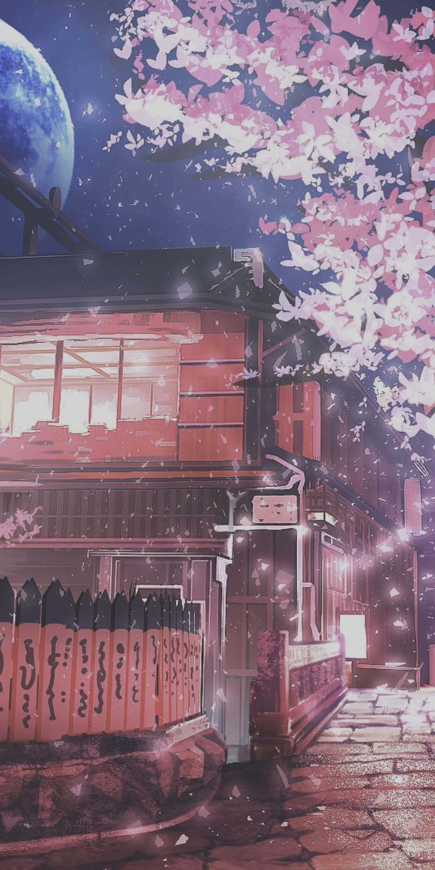 紅色動漫美學——為家居增添生動氣息的震撼牆面壁畫 壁紙 — 傳統日本房屋在夜間櫻花下，有發光的月亮和飄落的花瓣。