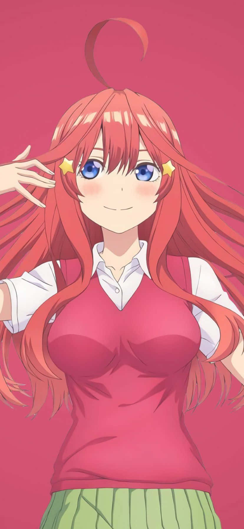 紅色動漫風格 iPhone 11 壁紙 — 一個開心的動漫女孩，長長的紅髮和藍色的眼睛，在純粉紅色的背景上微笑著整理頭髮。