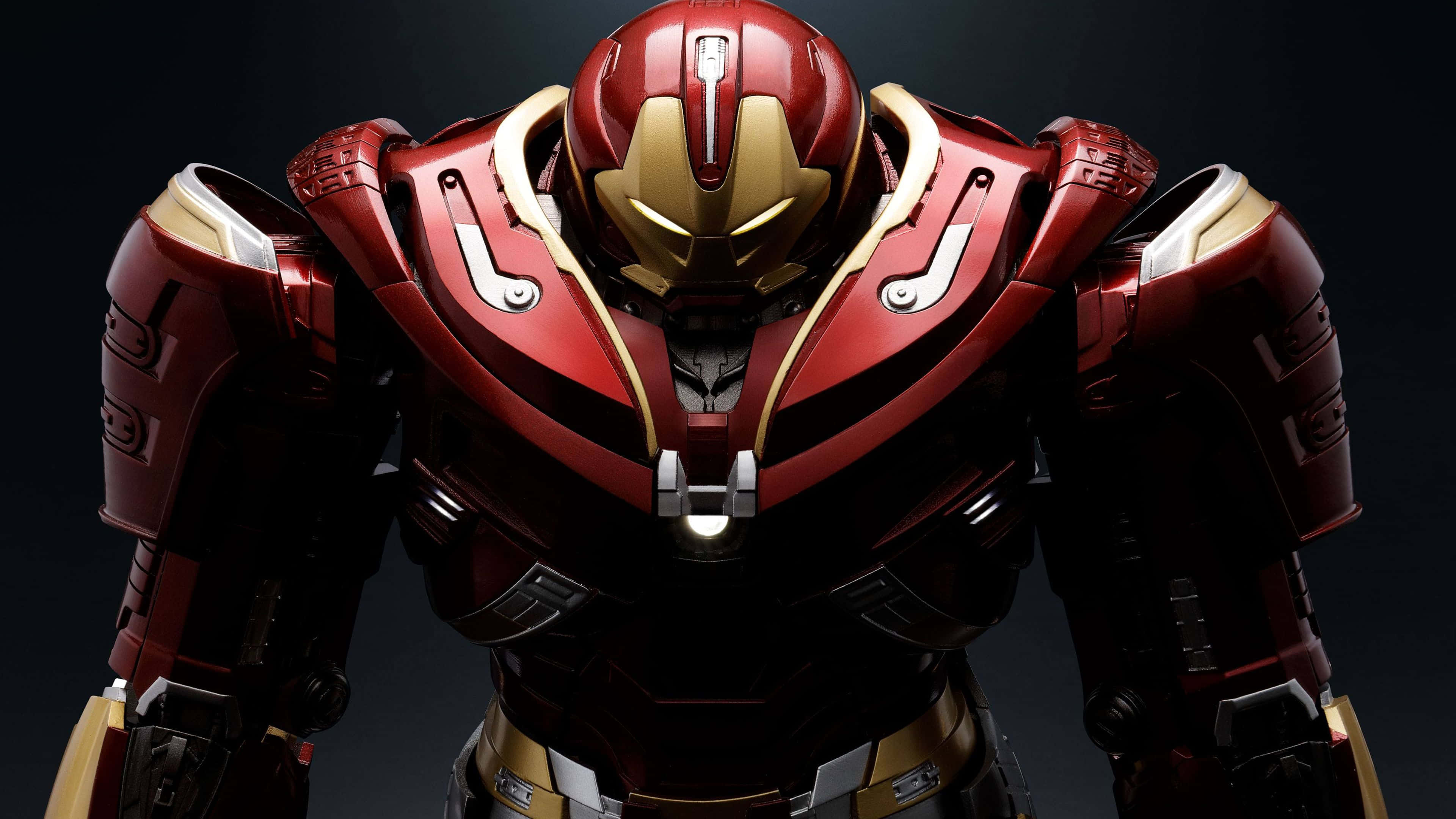 Iron Man Suit 桌布 壁紙 — 紅色和金色裝甲套裝的特寫，胸前發光，背景為深色。