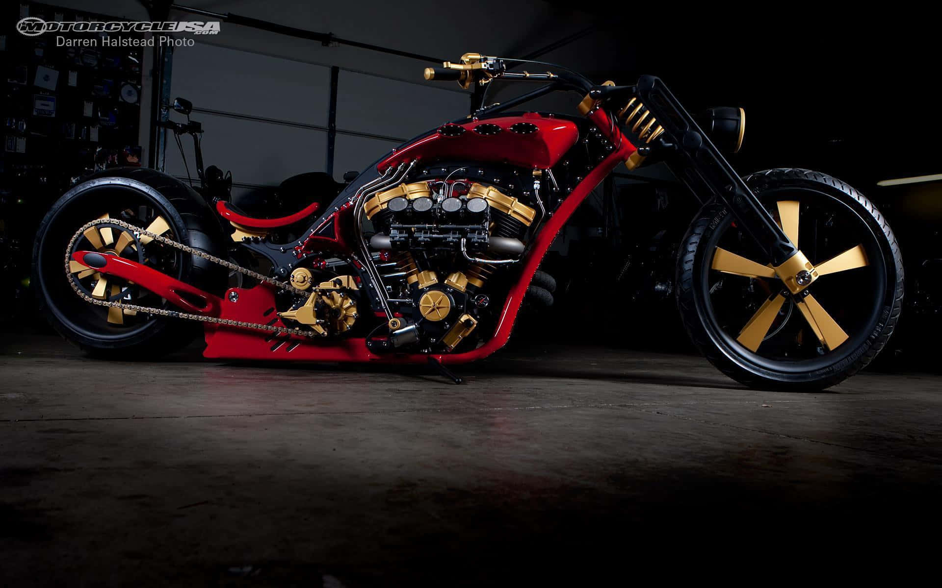 在昏暗車庫中的訂製紅金色chopper電單車。