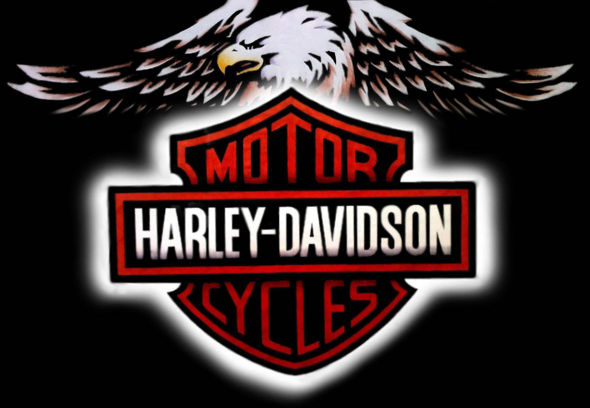 紅色哈雷戴維森標誌配鷹 壁紙 — 一個發光的紅色Harley-Davidson標誌，上方有一隻白色的鷹，背景為黑色。