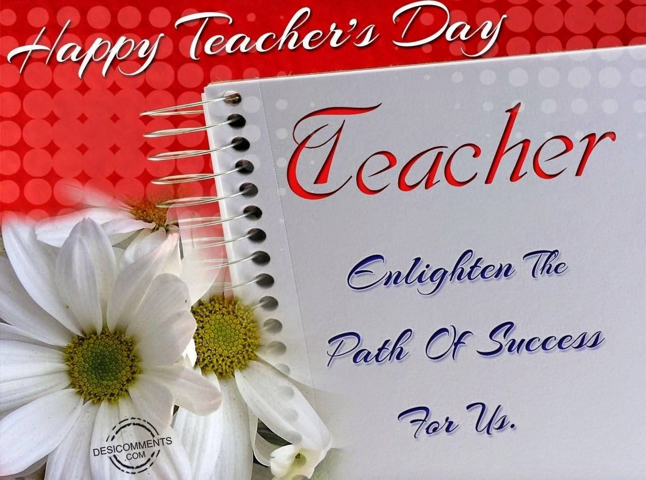 Teacher 桌布 壁紙 — 紅色圓點背景上，白色雛菊旁邊有一個螺旋筆記本，上面用紅色和藍色字體寫着 'Teacher Enlighten The Path Of Success For Us'。