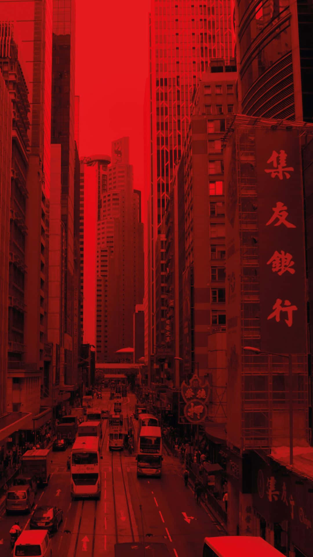 泛紅色的城市街道，高樓大廈和巴士
