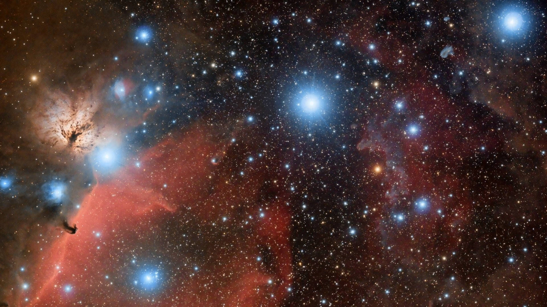 紅色外太空電腦壁紙 壁紙 — 充滿活力的宇宙星雲在深空星場中發出紅色和藍色的光芒。
