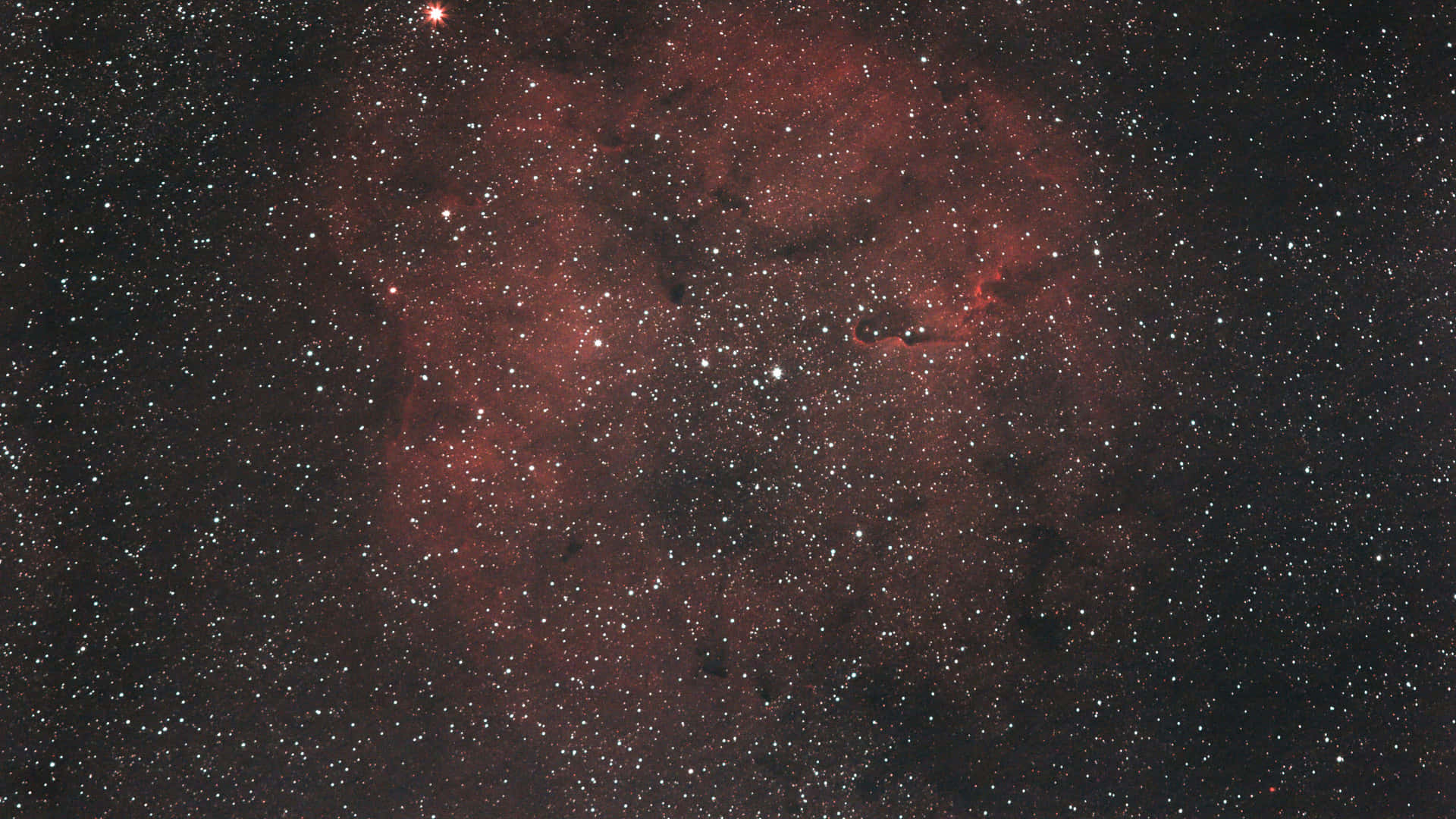 紅色太空半透明煙霧 壁紙 — 宇宙景觀，發光的紅色星雲和無數星星散佈在深邃的黑色太空中。